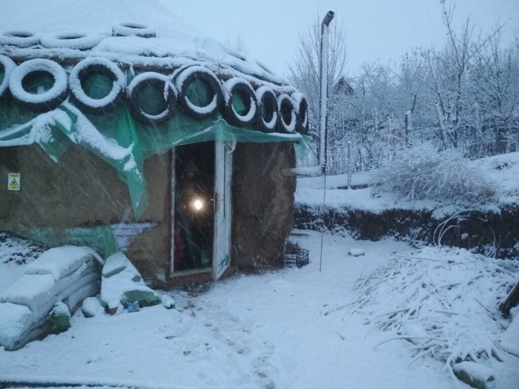 Hóborította házunk neylonnal a tetején.